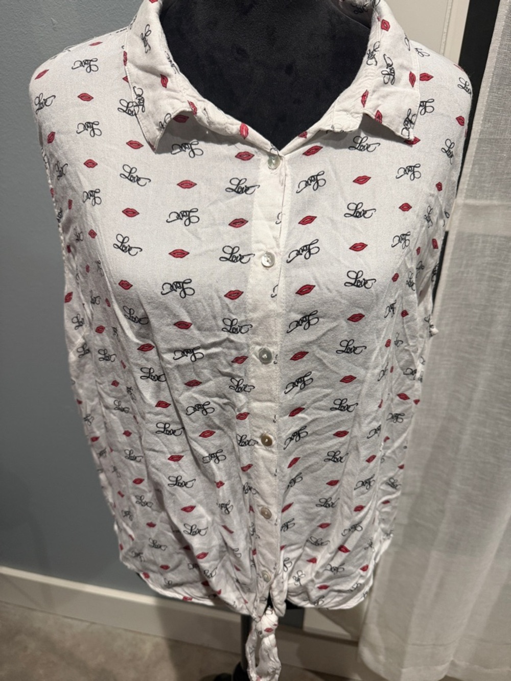 Red Lips White Button-Front Tie-Hem Shirt with Black Script Motif Lightweight